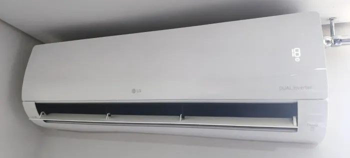LG Dual Inverter 18.000 BTUs Quente/Frio Wi-Fi - 1 Ano de Uso