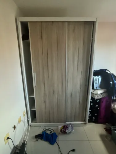Guarda roupa (tem as gavetas e duas prateleiras em cima, já estava desmontando )