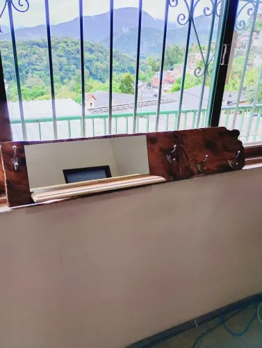 Cabideiro rústico com espelho, prateleira e quatro ganchos. Feito com madeira de demolicao