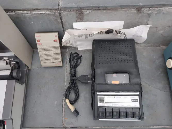 Gravador e toca fitas CCE e um Rádio Am Philips de bolso