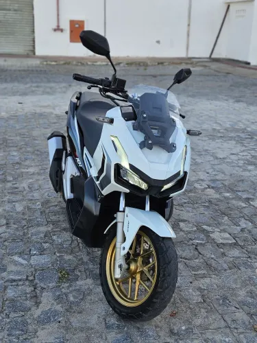 Honda adv 150cc branca
