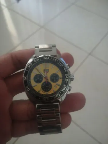 Relógio Tag Houer na cor amarela