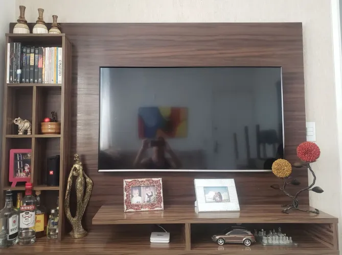Painel suspenso para TV