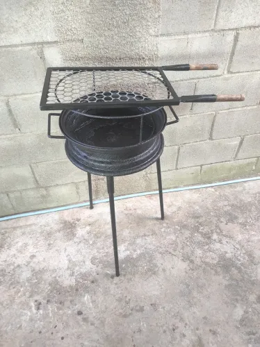 Churrasqueira de Ferro Reforçada (Roda de Carro) com Grelha - PREÇO DE DESAPEGO