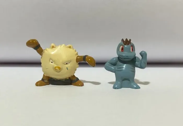 Miniatura do Pokémon Machop e Primeape da coleção Guaraná Caçulinha (anos 2000)