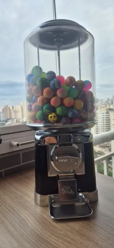 Máquina de chicletes e bolinhas Beaver rb18 com pedestal e bolinhas incluidas