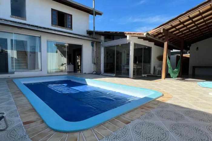 Casa com Piscina e 4 quartos na Praia do Campeche, em Florianópolis.