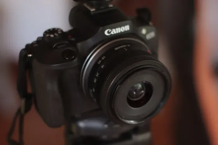 Canon EOS R100 + Adaptador EF-EOS + LED Profissional + Cartão 64GB