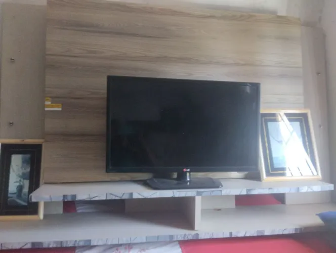 Painel para tv até 60 polegadas,semi novo, madeira excelente!