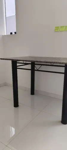 Mesa de quatro cadeiras com tampo de mármore. 