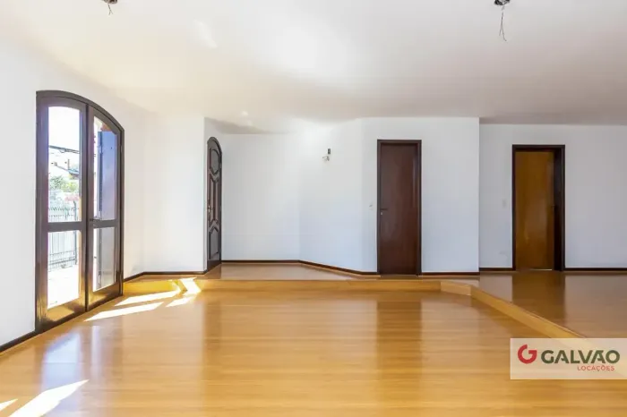 Excelente casa comercial térrea em amplo terreno de aproximadamente 720 m²