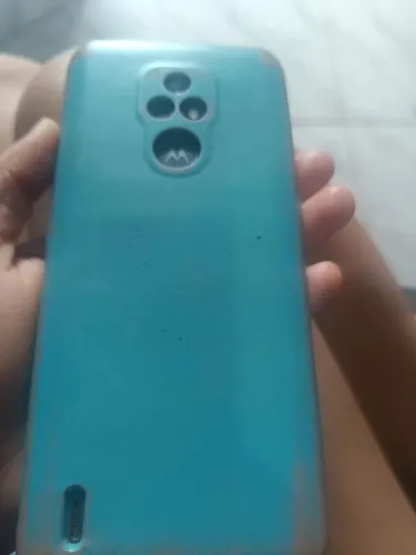 Celular moto e7 com uns detalhes na película