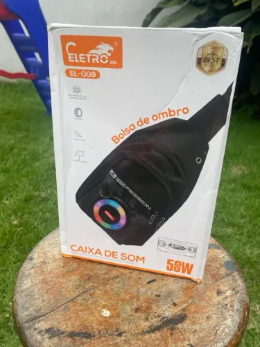 Caixa de som dentro de uma bolsa de ombro da eletro