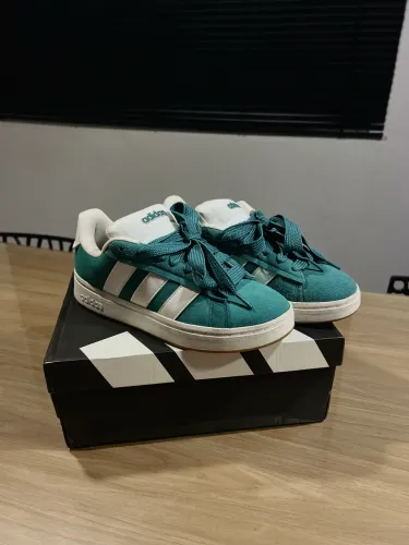 Tênis Adidas Original. Camurça Verde com detalhes em Branco.