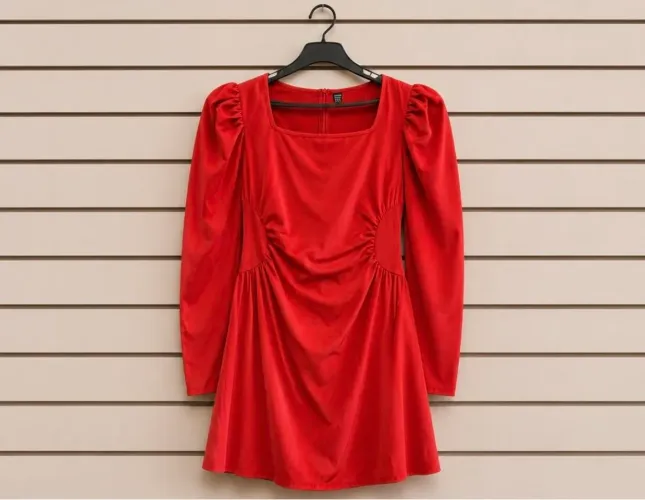 Vestido vermelho. Curto.