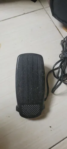 Pedal de máquina  de costura.