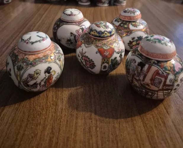 Potiches pequenos com tampa chinês