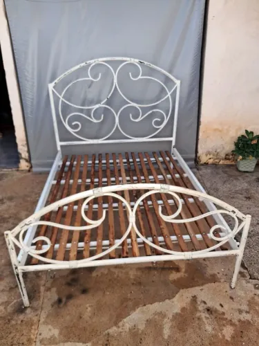 Cama antiga de ferro casal clássica