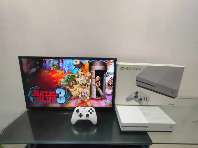 Xbox One S na Caixa + Controle Original + Jogos Digitais + Cabos + 500 GB. Parc. Até 12x