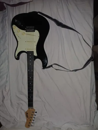 Kit completo Guitarra Memphis MG-30 + Pedaleira Zoom G2X Four ? praticamente novos