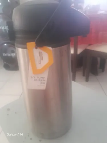 Vendo uma garrafa termica1litro e 800 semi nova usada só uma vez muito grande .
