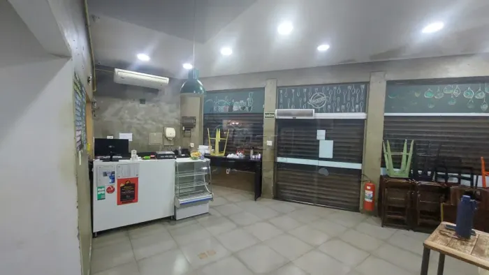 Salão comercial e residência térrea com 231m² e 03 quartos na Lagoinha.