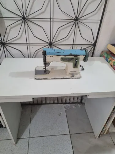 Máquina de costura para tirar peças