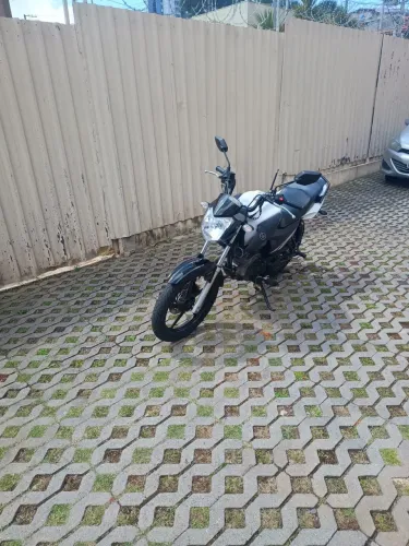 Yamaha 150 branca 2023