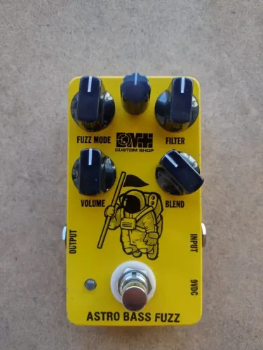 Pedal DMT Astro Bass Fuzz (Duality Darkglas) com controle de ganho