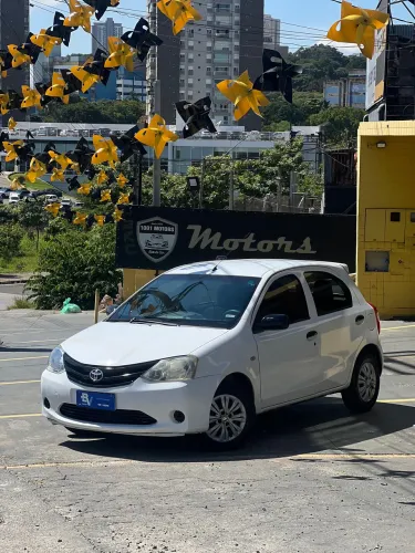 Toyota Etios X 1.3 Flex 16V 5P Mec. 2013