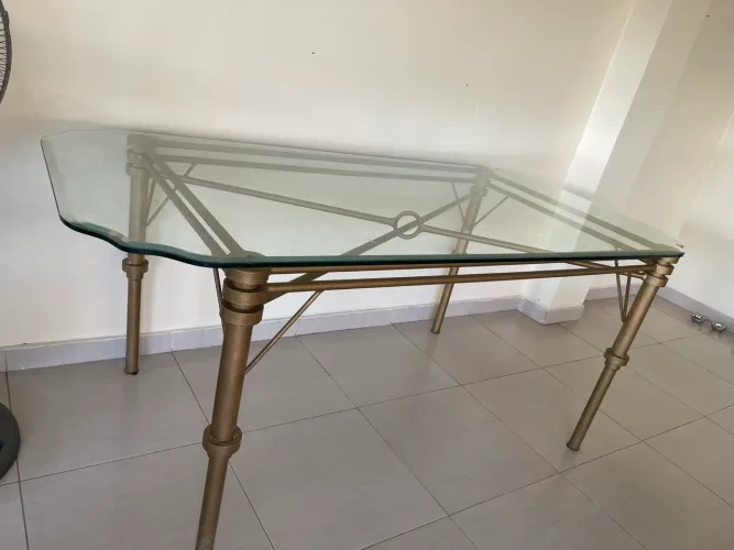 Mesa de ferro com vidro grosso bizotado