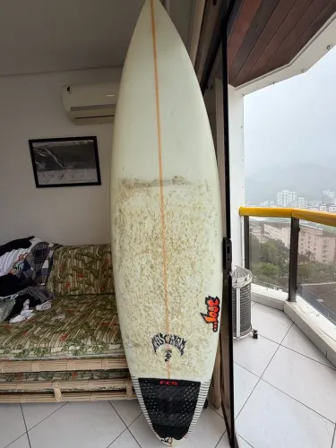 Prancha LOST 6,8 Triquilha com as Quilhas Shapers rígidas incluídas. Ótima compra !!!!