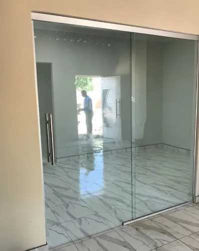 Porta de vidro blindex completa sem furo de fechadura 2,10x2,00 ideal pra escritório