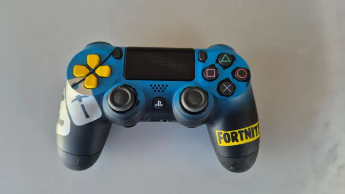 Controle PS4 DualShock 4 Fortnite com Grip Traseiro Dash Pro