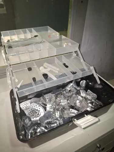 VENDO CAIXA ORGANIZADORA, MOLDEIRAS E UTENSÍLIOS DENTÁRIOS