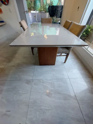 Mesa com tampo em vidro