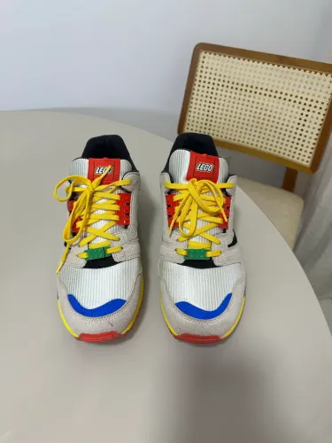 Tênis adidas x Lego edição limitada