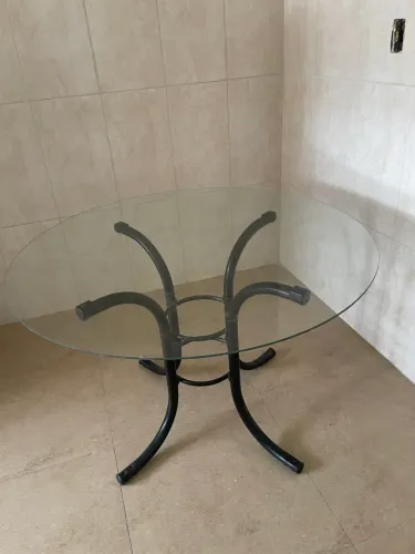 Mesa com tampo de vidro
