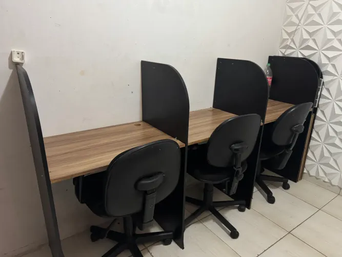 Baias e cadeiras de escritorio