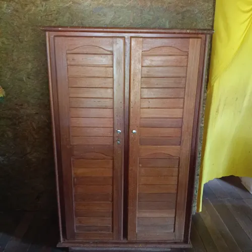 Guarda roupa de madeira solteiro