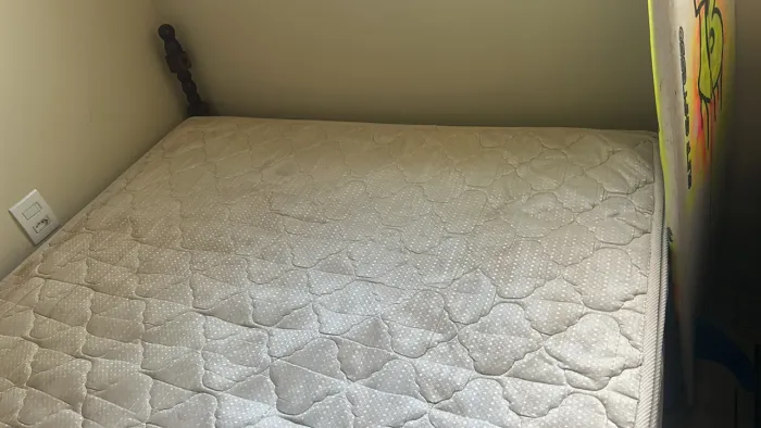 Cama de madeira com colchão de molas 