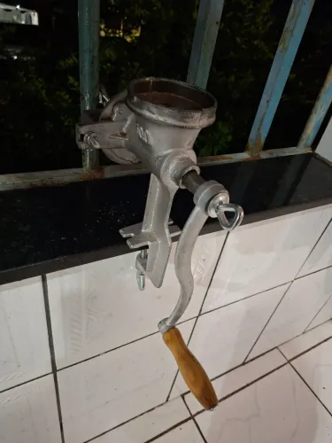Moedor de Carne Manual de Alumínio - Com Defeito