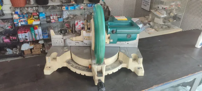 Meia esquadria Makita 1650w LS1221.
