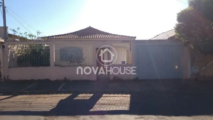 CASA COM MUITO ESPAÇO E ÓTIMA LOCALIZAÇÃO