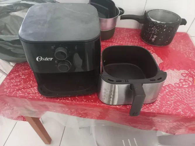 Air fryer Oster 4,6 L sem o cabo da tomada e com ferrugem na parte interna.