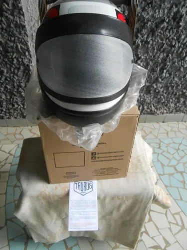 Capacete Taurus, modelo San Marino 60 (na caixa/no estado)