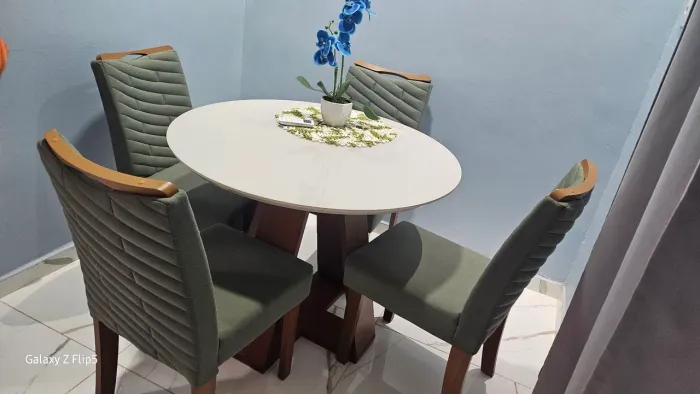 Mesa de jantar  com 4 cadeiras 