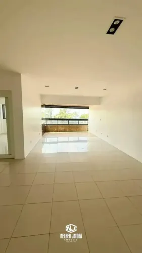 Apartamento beira-mar em Pajuçara 4 suítes, 3 vagas, pé-direito duplo