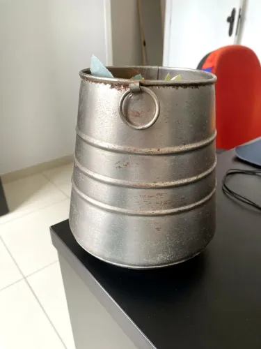 Balde de metal decorativo