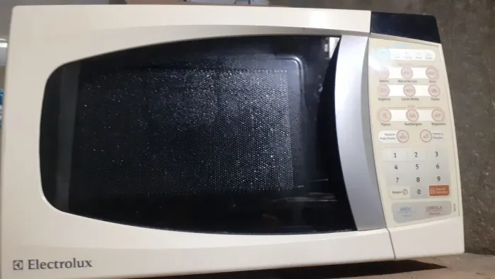 Forno de microondas da Electrolux 20 litros. branco com relogio.muito conservado <br>